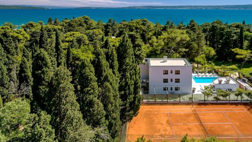 Luxury Villa Velvet Bourbon Split with Private Pool and jacuzzi by the sea