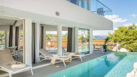 Luxury villa Ideali with heated pool by the beach